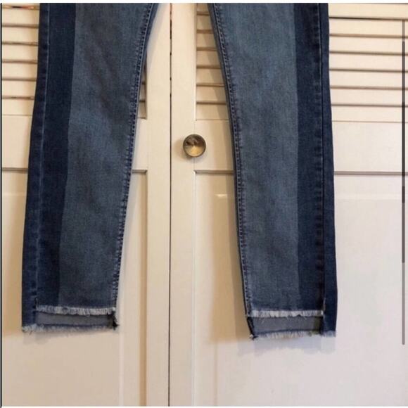 LIKE NEW Levi's Girls' Girlfriend Jeans - Gemini Medium Wash - Picture 3 of 9